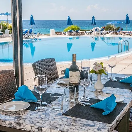 Hamilton Court 3*