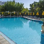Hamilton Court Aparthotel 3*