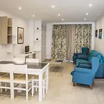 Hamilton Court Aparthotel Santo Tomás